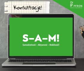 Pokaż zdjęcie: Otwarty laptop z białym napisem na zielonym tle: S-A-M! Samodzielność - Aktywność - Mobilność. 