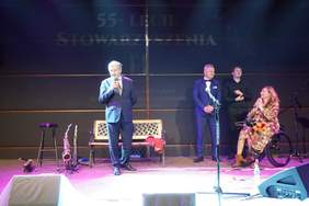 Pokaż zdjęcie: Jan Wroński Dyrektor Oddziału Śląskiego PFRON - podziękowania dla stowarzyszenia z okazji jubileuszu