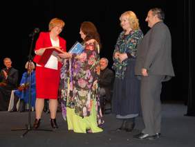 Pokaż zdjęcie: Dyrektor Marta mordarska pzekazała Organizatorom "Albertiany" podziękowania 