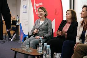 Pokaż zdjęcie: Zdjęcie trzech kobiet siedzących na fotelach trwa panel dyskusyjny.