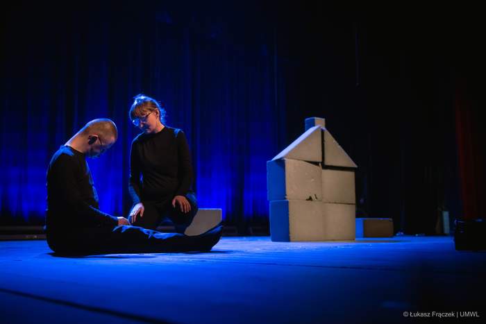 Pokaż zdjęcie: Scena ze spektaklu teatralnego