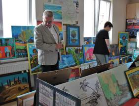 Pokaż zdjęcie: Ocena prac plastycznych wystawionych w sali konferencyjnej