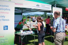 Pokaż zdjęcie: Stoisko Polskiego Towarzystwa Walki z Mukowiscydozą