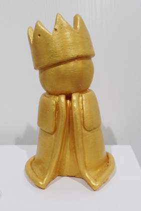 Pokaż zdjęcie: Król Maciuś I - wyróżnienie, którym uczniowie Szkoły Podstawowej z Oddziałami Integracyjnymi nr 12 w Krakowie obdarowali artystę Stanisława Kmiecika