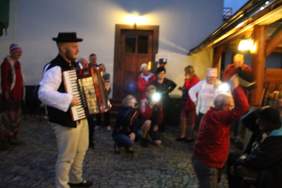 Pokaż zdjęcie: Zabawa integracyjna. Na zdjęciu: Uczestnicy zlotu spędzają czas na wspólnym śpiewaniu piosenek turystycznych