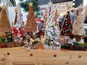 stoisko świąteczne ze stroikami