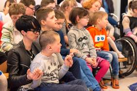 Społeczność szkoły i zaproszeni goście podczas uroczystości