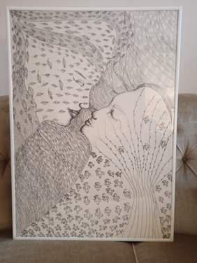 Pokaż zdjęcie: Czarno-biały, abstrakcyjny rysunek dwóch zbliżających się twarzy otoczonych falistymi liniami, motywami liści i drobnymi kwiatami, tworzących organiczny, płynny wzór.