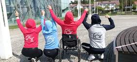 Pokaż zdjęcie: na zdjęciu: uczestnicy i trenerzy warsztatu w Kleszczowie, mają na sobie bluzy z logo Fundacji Aktywnej Rehabilitacji Oddział Łódzki