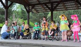 Pokaż zdjęcie: Na scenie dzieci przebrane za pszczółki, motyle i kwiaty