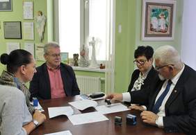 Pokaż zdjęcie: Podpisanie umowy