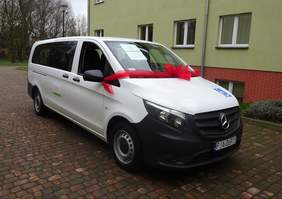 Pokaż zdjęcie: Uroczystość przekazania busa z dofinansowaniem PFRON dla Domu Pomocy Społecznej w Kotlinie