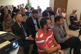 Pokaż zdjęcie: Uczestnicy spotkania konsultacyjnego nt. „Budowy systemu wsparcia osób z niepełnosprawnością i ich rodzin”