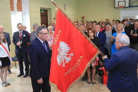 Pokaż zdjęcie: uroczyste wręczenie sztandaru