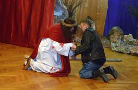 scena z misterium męki pańskiej, aktorzy w strojach adekwatnych do epoki