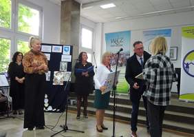 Pokaż zdjęcie: Podczas gali rozstrzygnięto konkurs plastyczny dla uczniów szkół z terenu gminy Jędrzejów: pt. Portret Marii Grzegorzewskiej”.