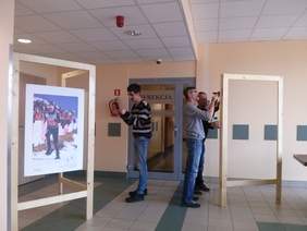 Montaż wystawy Pragnę zwyciężać w Narodowym Funduszu Zdrowia w Katowicach