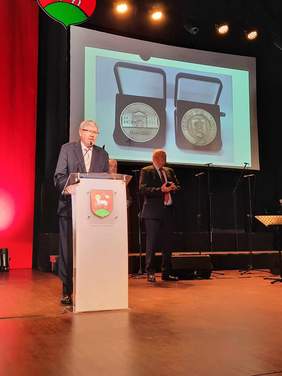 Pokaż zdjęcie: Przemówienie dyrektora Łódzkiego Oddziału PFRON Władysława Skwarki w trakcie uroczystości