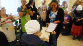 Pracownik Kujawsko-Pomorskiego Oddziału PFRON podczas wręczania dyplomów i certyfikatów uznania dla uczestników warsztatów