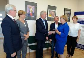 Podpisanie umowy pomiędzy Powiatem Brzeskim a PFRON w ramach „Programu wyrównywania różnic między regionami III” w obecności Józefy Szczurek-Żelazko – Sekretarz Stanu w Ministerstwie Zdrowia oraz Józefa Gawrona – Wicestarosty Małopolskie