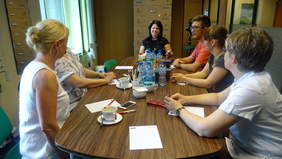 Pokaż zdjęcie: Gabriela Knapik - Pracownik PFRON prowadząca spotkanie wraz z uczestnikami