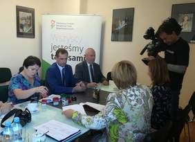 Pokaż zdjęcie: Podpisanie umowy z Powiatem Miechowskim