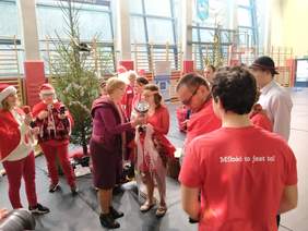 Pokaż zdjęcie: Uhonorowanie uczestników Biegu Mikołajowego