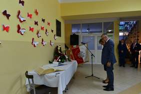 Pokaż zdjęcie: Dyrektor Marta Mordarska podczas uroczystości w SOSW 