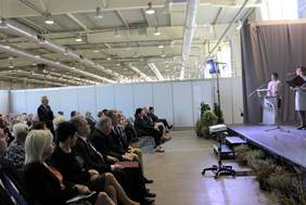 Pokaż zdjęcie: Uczestnicy uroczystego rozpoczęcia targów