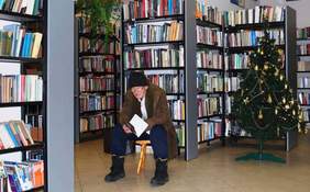 Pokaż zdjęcie: Wernisaż wystawy i przedstawienie podopiecznych Fundacji Sztuki Osób Niepełnosprawnych (fot. FSON )