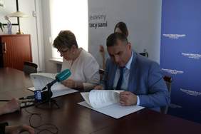 Pokaż zdjęcie: Dyrektor Pomorskiego Oddziału Wojewódzkiego NFZ Elżbieta Rucińska – Kulesz oraz Dyrektor Oddziału Pomorskiego PFRON Dariusz Majorek.