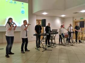 Pokaż zdjęcie: Występ zespołu muzycznego "Szwagry" z Warsztatu Terapii Zajęciowej przy Stowarzyszeniu "Tacy Sami" w Elblągu