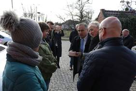 Pokaż zdjęcie: Uroczyste przekazanie kluczy.