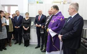 Pokaż zdjęcie: Jerzy Dębski Dyrektor Oddzialu Lubelskiego PFRON,Marcin Łaguna Wójt Gminy Wąwolnica,Kazimierz Firlej Wójt Gminy Garbów  oraz uczestnicy spotkania