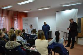 Pokaż zdjęcie: Przywitanie młodzieży przez p.o. Dyrektora Oddziału Janusza Surmacza