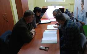 Pokaż zdjęcie: przedstawiciele Powiatowego Centrum Pomocy Rodzinie w Łowiczu oraz specjalista Oddziału Łódzkiego PFRON