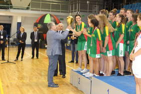 Pokaż zdjęcie: Wręczenie pucharu drużynie Litwy za zajęcie drugiego miejsca