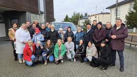 Pokaż zdjęcie: Uczestnicy uroczystości przekazania busa