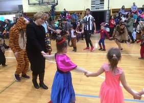 Pokaż zdjęcie: Marta Mordarska - dyrektor Małopolskiego Oddziału PFRON podczas zabaw z dziećmi