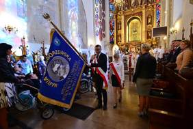 Pokaż zdjęcie: Przekazanie i poświęcenie sztandaru w Bazylice Św. Małgorzaty 