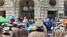 Pokaż zdjęcie: VI Przemarsz z okazji Światowego Dnia Autyzmu w Nowym Sączu-zabawy i pokazy na Rynku