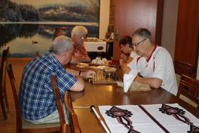 Pokaż zdjęcie: integracja uczestników, podczas gry w szachy. Na zdjęciu dwóch uczestników rozgrywają partię szachów