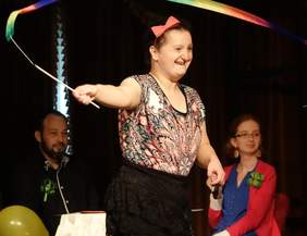 Pokaż zdjęcie: Wystepy artystyczne podczas Dnia Godności w Powiatowym Ośrodku Wsparcia w Muszynie