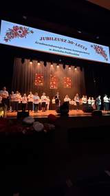 Uczestnicy Środowiskowego Domu Samopomocy w Bielsku Podlaskim podczas wspólnego występu na scenie z okazji jubileuszu 30-lecia placówki.