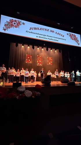 Uczestnicy Środowiskowego Domu Samopomocy w Bielsku Podlaskim podczas wspólnego występu na scenie z okazji jubileuszu 30-lecia placówki.