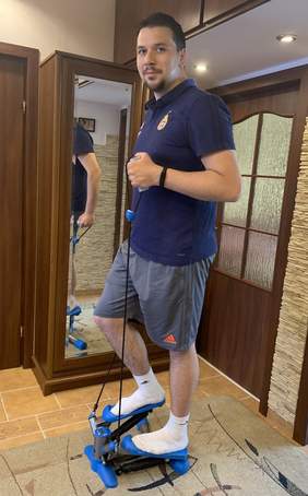 Pokaż zdjęcie: Piotr Niesyczyński - członek zarządu Fundacji podczas domowego treningu w czasie pandemii