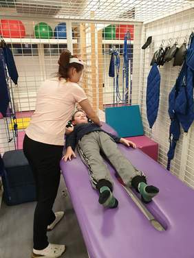 Pokaż zdjęcie: na zdjęciu: uczestnik projektu który uczestniczy w zajęciach rehabilitacyjnych