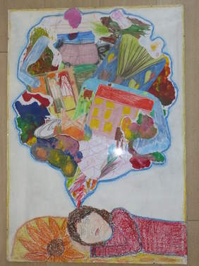 Pokaż zdjęcie: Narysowane kolorowe drzewo z elementami wyklejonymi