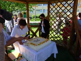 Pokaż zdjęcie: Dzielimy jubileuszowy tort