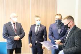 Pokaż zdjęcie: Fot. Powiat Kielce- wręczenie promesy